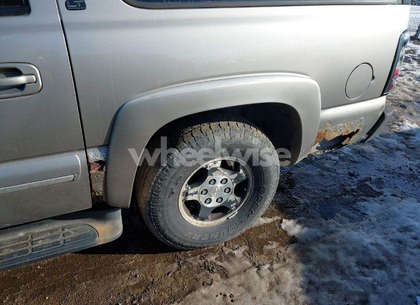 Photo 6 of 2001 Chevrolet Suburban 1500 LT (VIN 3GNFK16T51G152095)