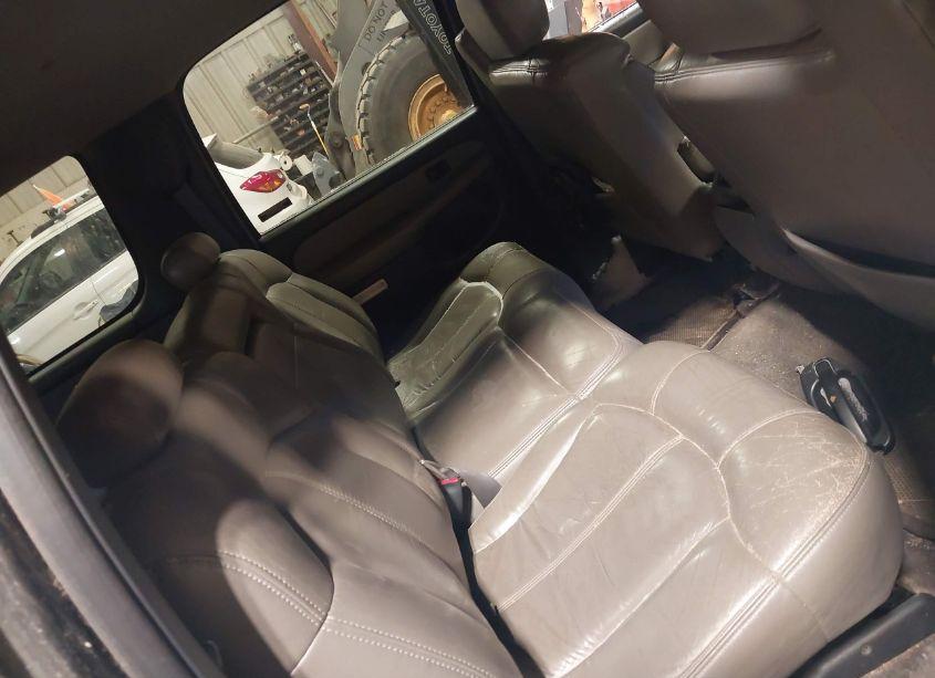 Photo 8 of 2000 Chevrolet Suburban 1500 LS (VIN 3GNFK16T9YG135309)