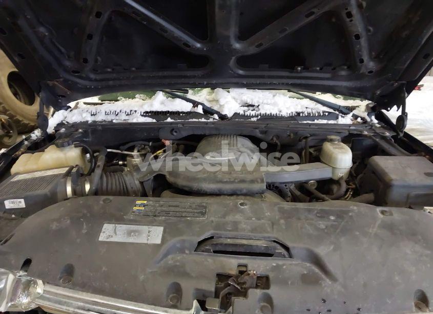 Photo 10 of 2004 Chevrolet Suburban (VIN 3GNFK16TX4G287786)