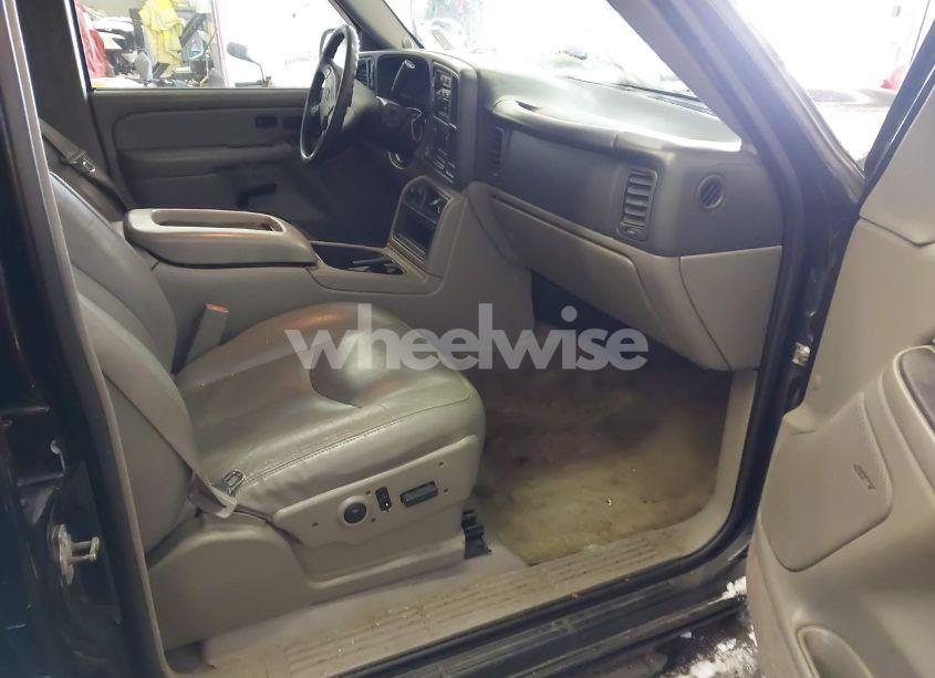 Photo 5 of 2004 Chevrolet Suburban (VIN 3GNFK16TX4G287786)