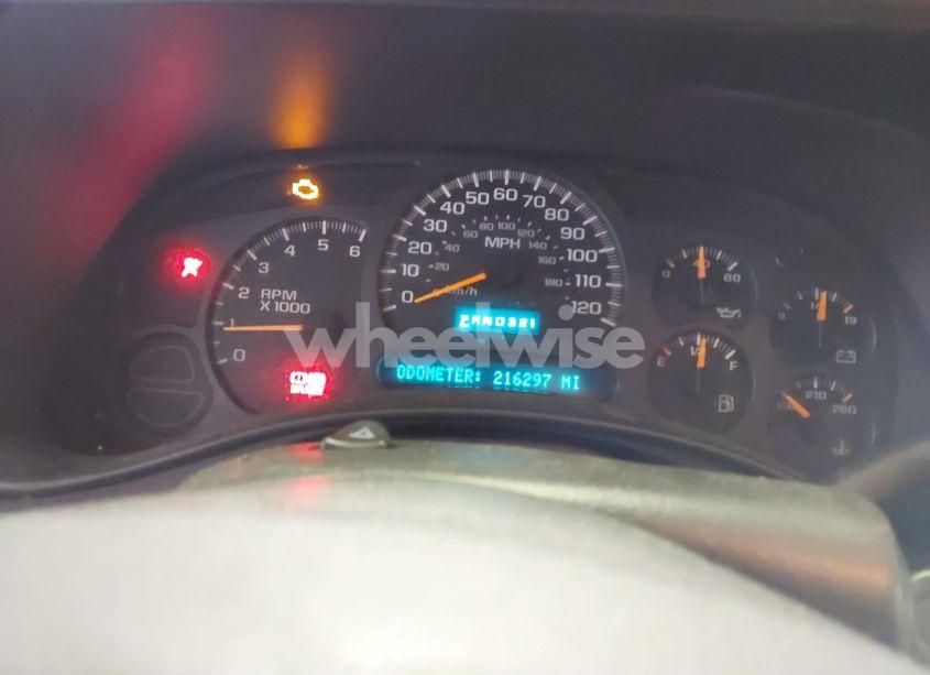 Photo 7 of 2004 Chevrolet Suburban (VIN 3GNFK16TX4G287786)