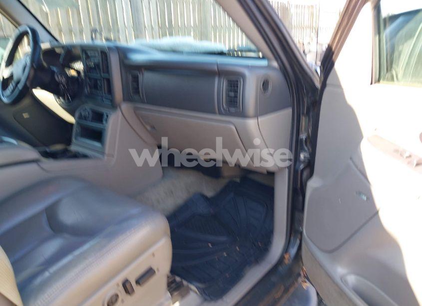 Photo 5 of 2004 Chevrolet Suburban 1500 LT (VIN 3GNFK16Z14G110063)