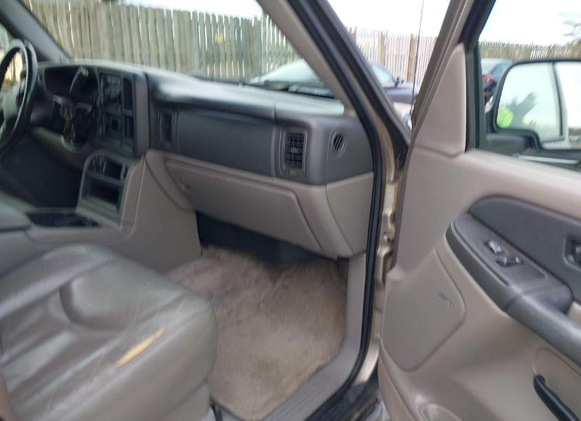 Photo 5 of 2003 Chevrolet Suburban 1500 Z71 (VIN 3GNFK16Z73G102810)