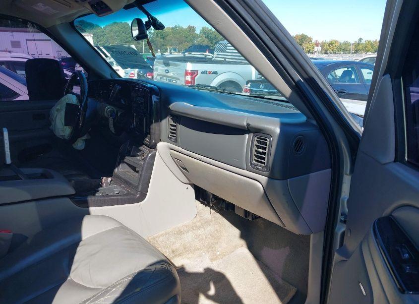 Photo 5 of 2005 Chevrolet Suburban 1500 LT (VIN 3GNFK16ZX5G226055)