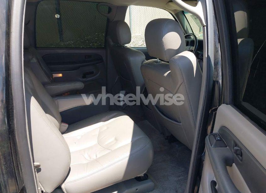 Photo 8 of 2003 Chevrolet Suburban 2500 LT (VIN 3GNGC26G83G210035)