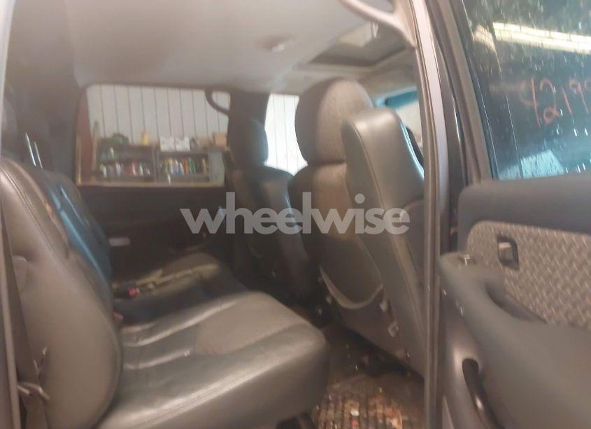 Photo 8 of 2002 Chevrolet Avalanche 2500 (VIN 3GNGK23G12G155093)