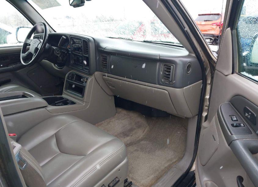 Photo 5 of 2003 Chevrolet Suburban 2500 LT (VIN 3GNGK26G23G227111)