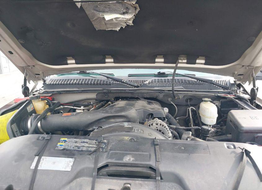 Photo 10 of 2004 Chevrolet Suburban 2500 LT (VIN 3GNGK26G34G276805)