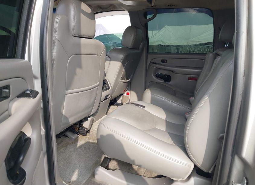 Photo 8 of 2004 Chevrolet Suburban 2500 LT (VIN 3GNGK26G34G276805)