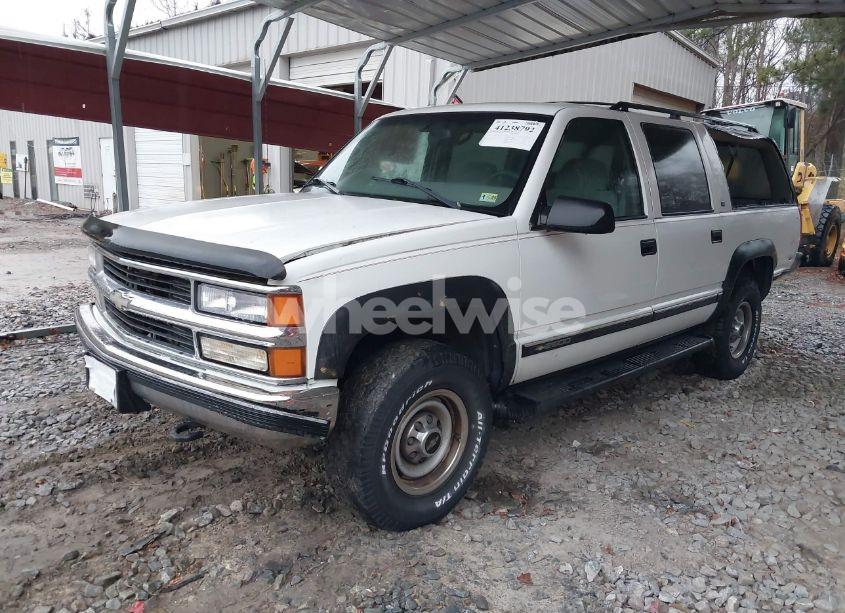 Photo 2 of 1999 Chevrolet Suburban 2500 (VIN 3GNGK26R6XG145311)