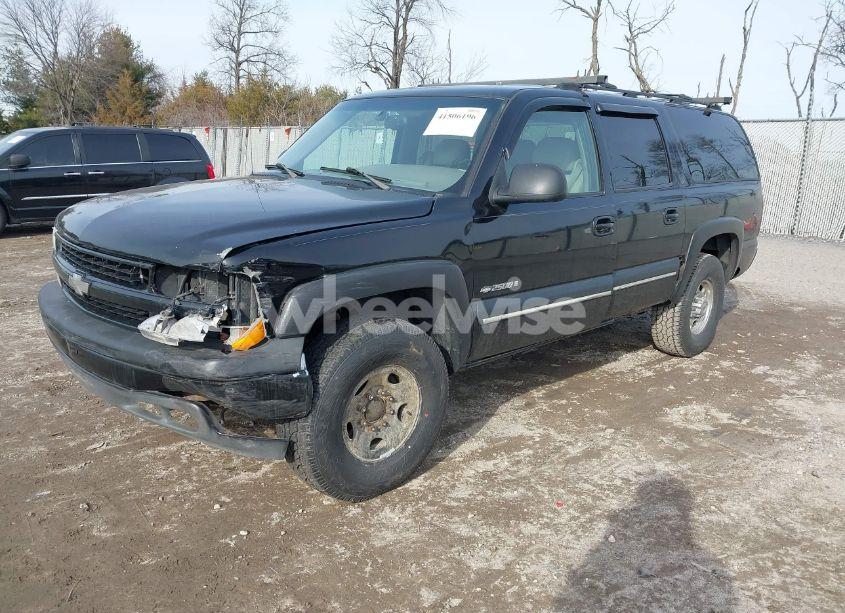 Photo 2 of 2000 Chevrolet Suburban 2500 LT (VIN 3GNGK26U0YG197958)