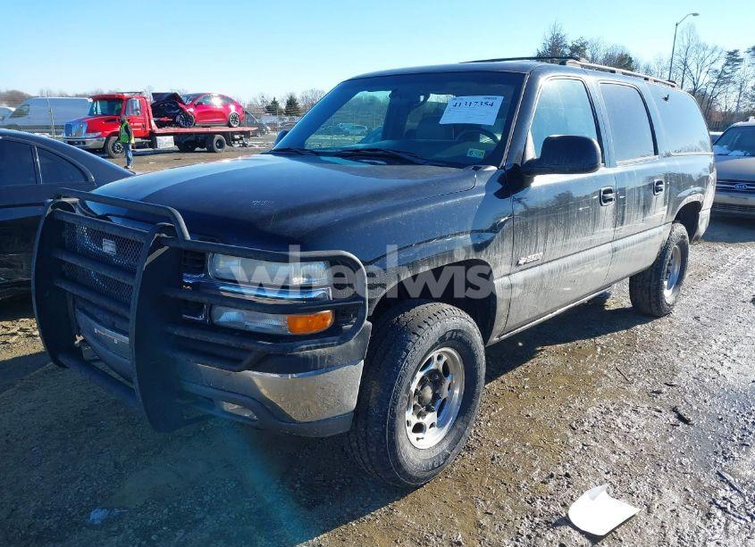 Photo 2 of 2000 Chevrolet Suburban 2500 LT (VIN 3GNGK26U6YG145038)