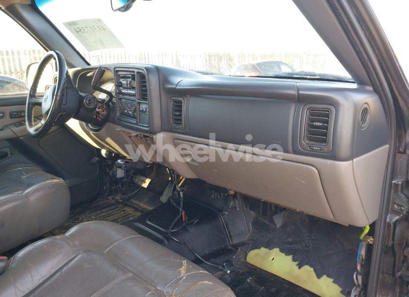 Photo 5 of 2000 Chevrolet Suburban 2500 LT (VIN 3GNGK26U6YG145038)