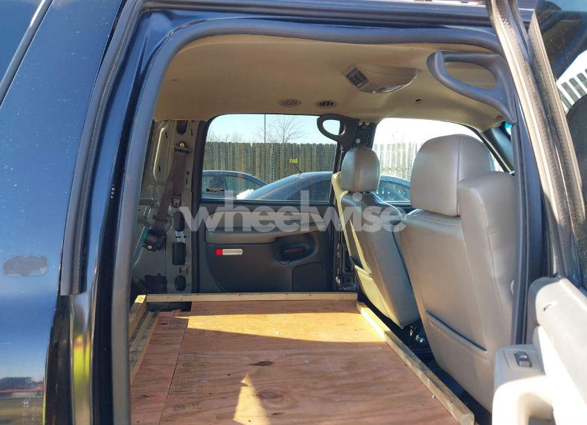 Photo 8 of 2000 Chevrolet Suburban 2500 LT (VIN 3GNGK26U6YG145038)