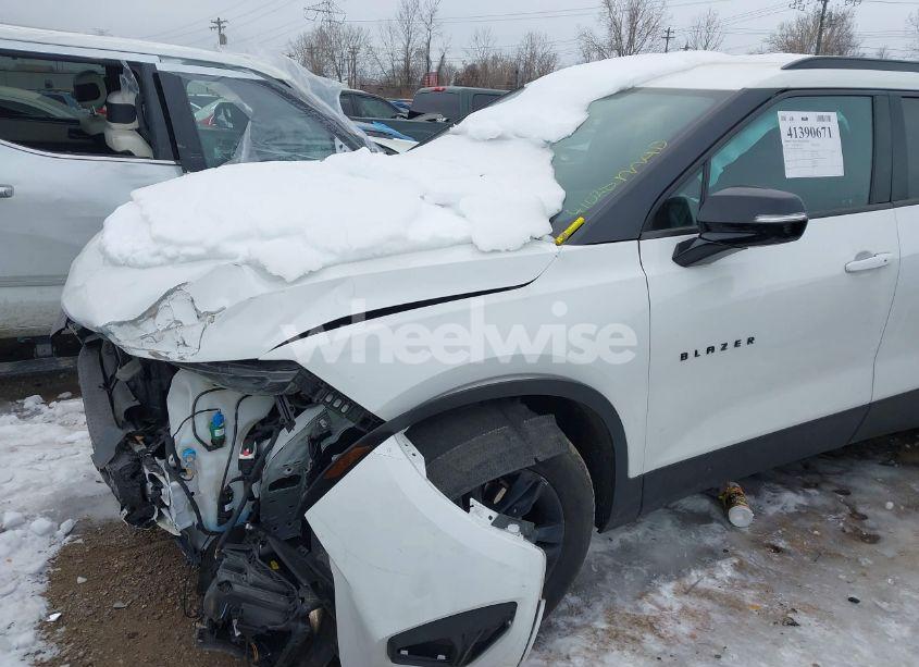 Photo 2 of 2021 Chevrolet Blazer FWD 2LT (VIN 3GNKBCRS9MS547850)