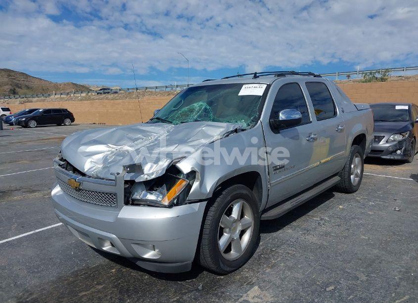 Photo 2 of 2013 Chevrolet Avalanche LT (VIN 3GNMCFE07DG379110)