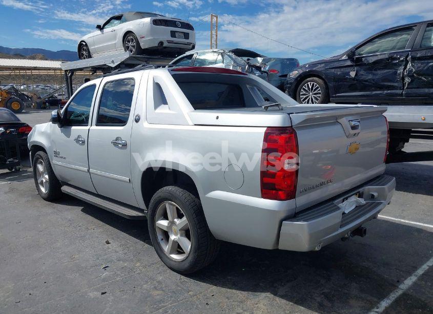 Photo 3 of 2013 Chevrolet Avalanche LT (VIN 3GNMCFE07DG379110)