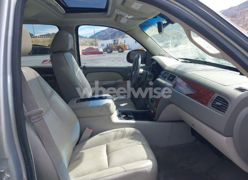 Photo 5 of 2013 Chevrolet Avalanche LT (VIN 3GNMCFE07DG379110)