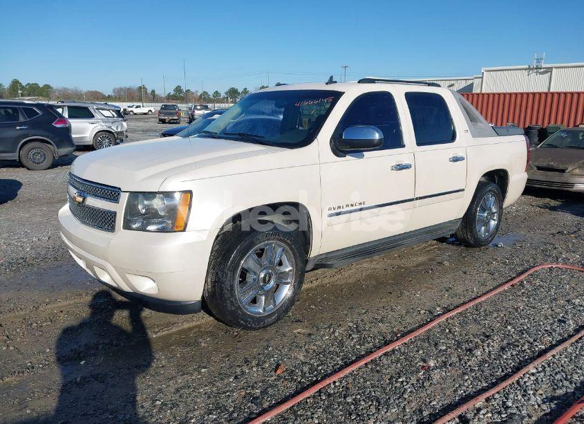 Photo 2 of 2010 Chevrolet Avalanche 1500 LTZ (VIN 3GNNCGE04AG125909)