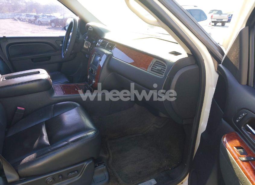 Photo 5 of 2010 Chevrolet Avalanche 1500 LTZ (VIN 3GNNCGE04AG125909)