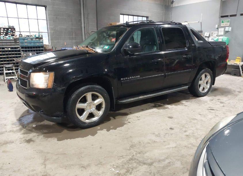 Photo 2 of 2011 Chevrolet Avalanche 1500 LT1 (VIN 3GNTKFE30BG104877)