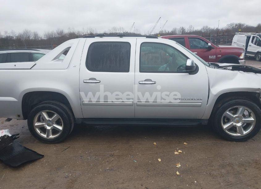 Photo 12 of 2011 Chevrolet Avalanche 1500 LT1 (VIN 3GNTKFE38BG157939)