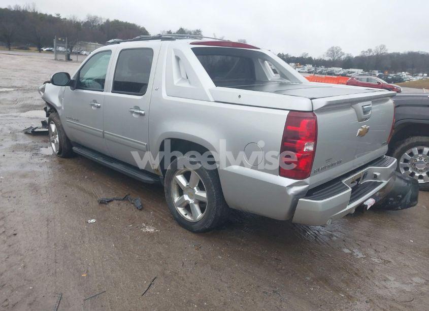 Photo 3 of 2011 Chevrolet Avalanche 1500 LT1 (VIN 3GNTKFE38BG157939)