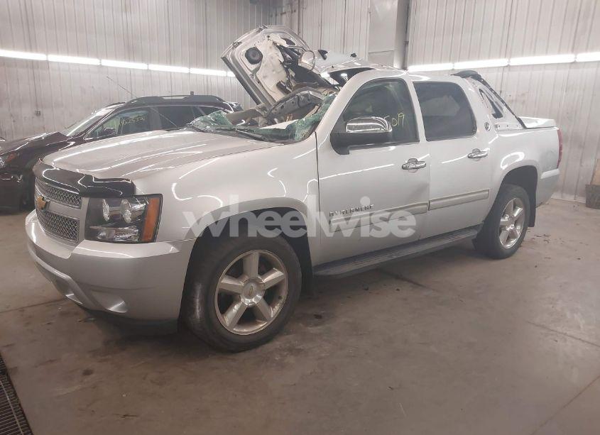 Photo 2 of 2013 Chevrolet Avalanche LT (VIN 3GNTKFE70DG317284)