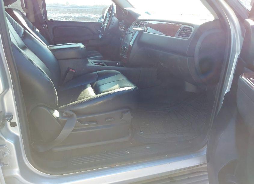 Photo 5 of 2013 Chevrolet Avalanche LT (VIN 3GNTKFE7XDG182248)