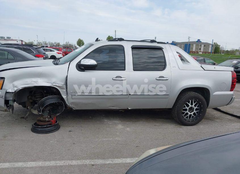 Photo 15 of 2011 Chevrolet Avalanche 1500 LTZ (VIN 3GNTKGE36BG337863)