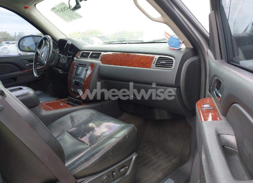 Photo 5 of 2011 Chevrolet Avalanche 1500 LTZ (VIN 3GNTKGE36BG337863)