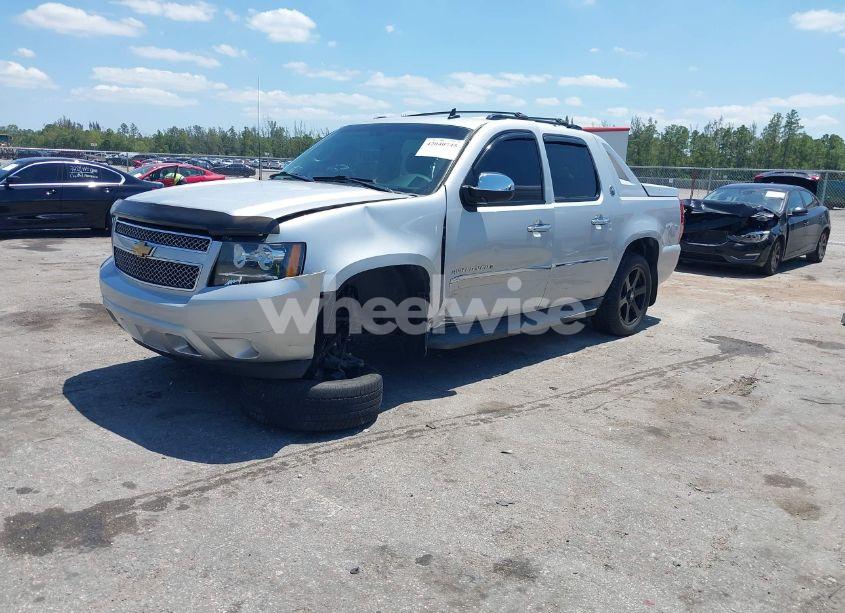 Photo 2 of 2013 Chevrolet Avalanche LTZ (VIN 3GNTKGE71DG159947)