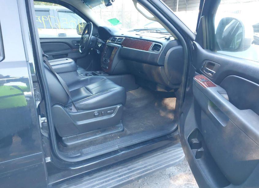 Photo 5 of 2010 Chevrolet Avalanche 1500 LT1 (VIN 3GNVKFE05AG223747)