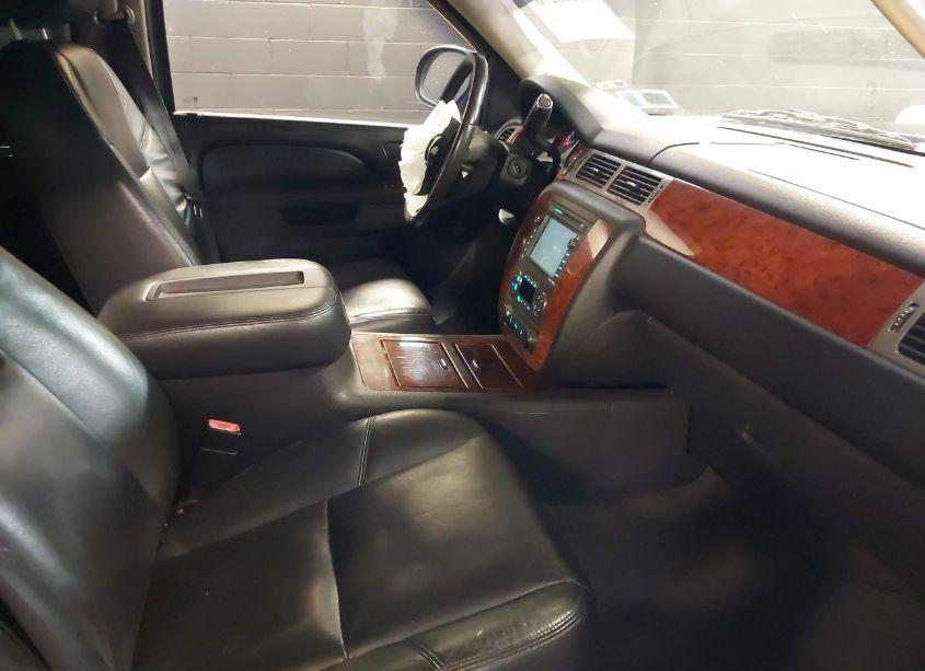 Photo 5 of 2010 Chevrolet Avalanche 1500 LTZ (VIN 3GNVKGE04AG240402)