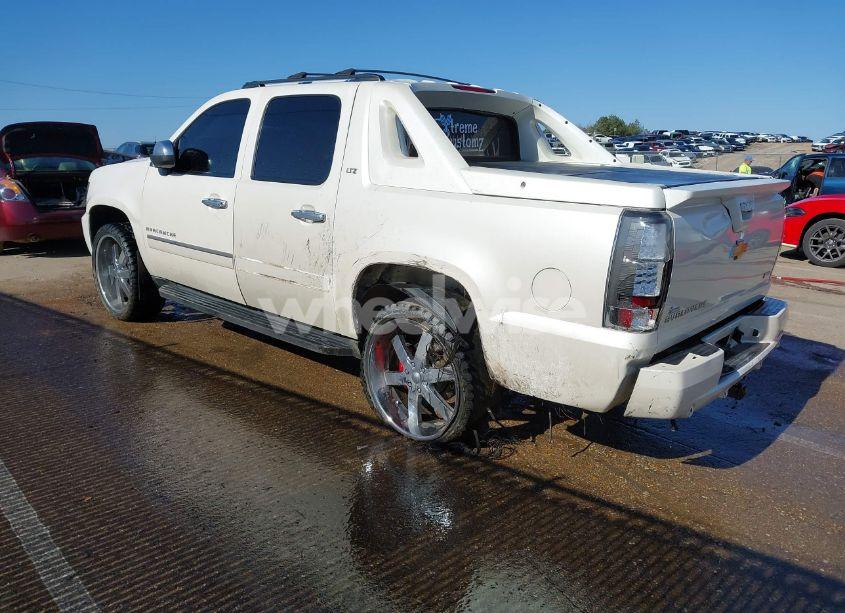 Photo 3 of 2010 Chevrolet Avalanche 1500 LTZ (VIN 3GNVKGE08AG272477)
