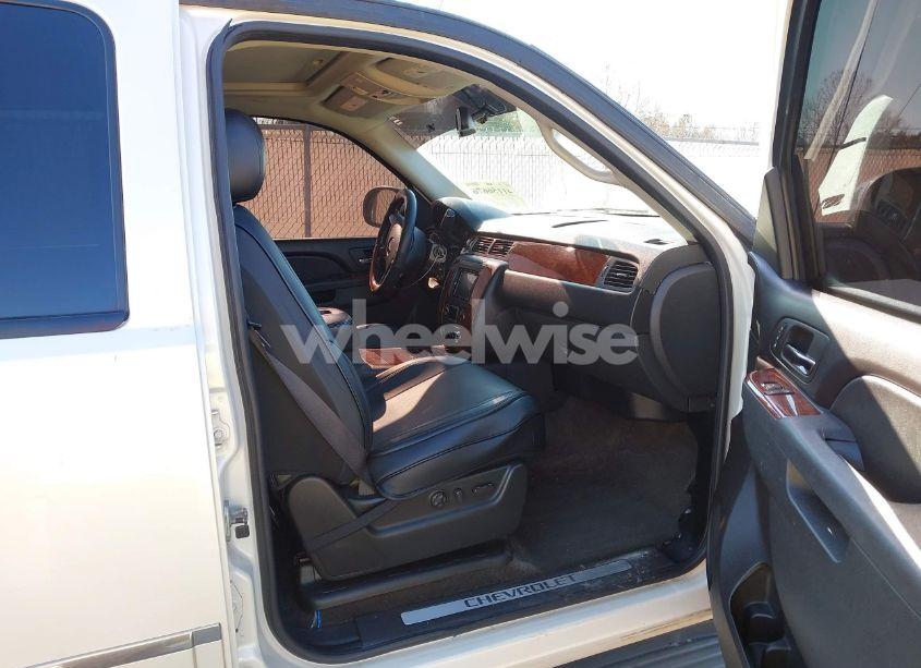 Photo 5 of 2010 Chevrolet Avalanche 1500 LTZ (VIN 3GNVKGE08AG272477)
