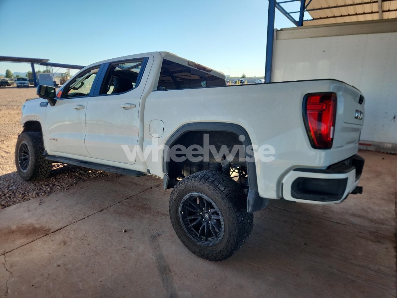 Photo 2 of 2022 GMC SIERRA K1500 AT4 (VIN 3GTPUEEL2NG526734)