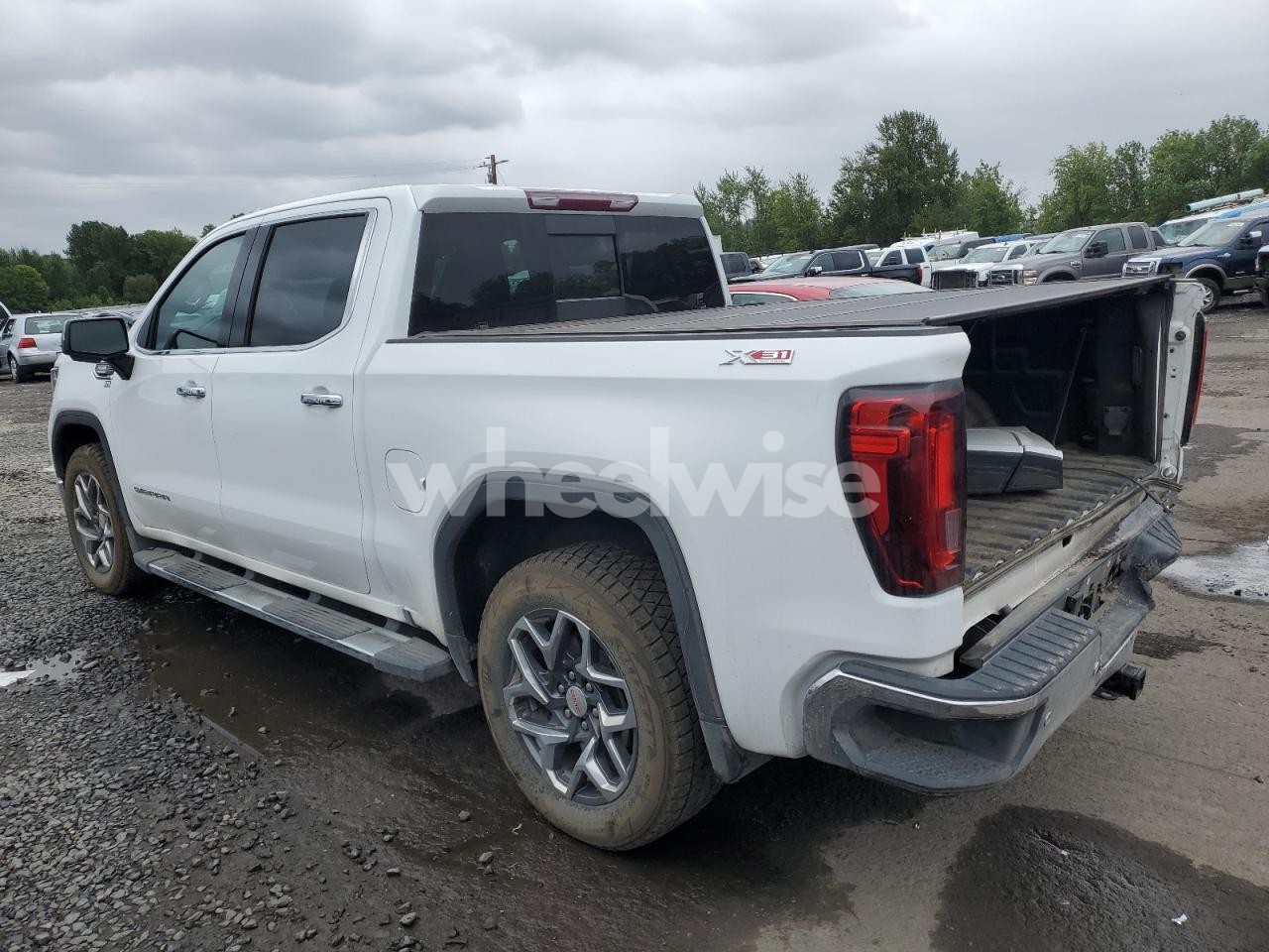 Photo 2 of 2024 GMC SIERRA K1500 SLT (VIN 3GTUUDE86RG121443)