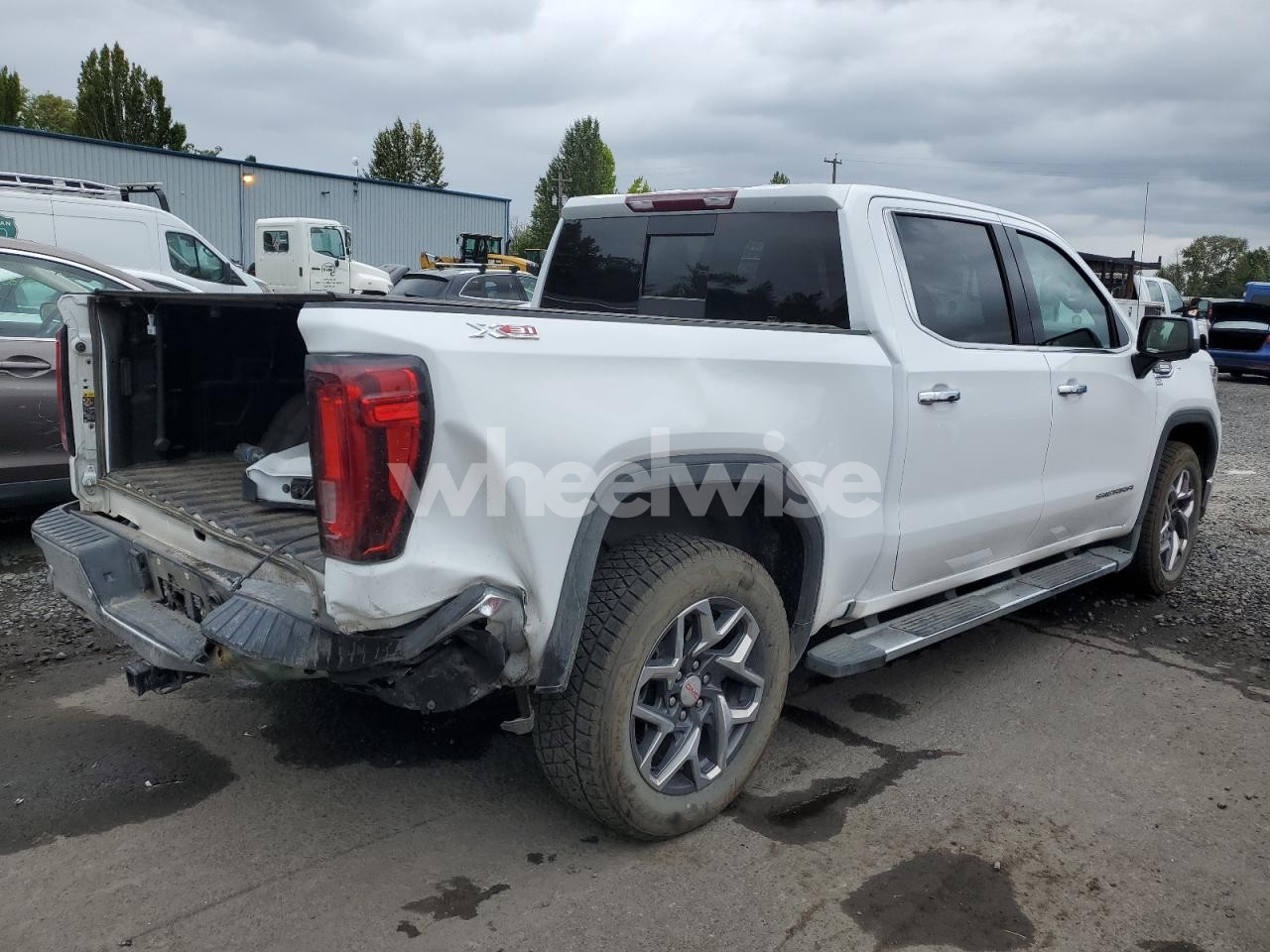 Photo 3 of 2024 GMC SIERRA K1500 SLT (VIN 3GTUUDE86RG121443)