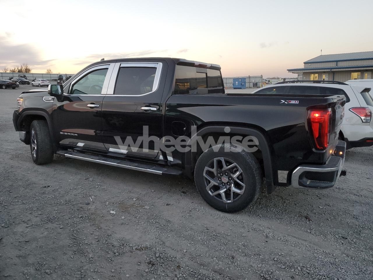 Photo 2 of 2024 GMC SIERRA K1500 SLT (VIN 3GTUUDED0RG402649)