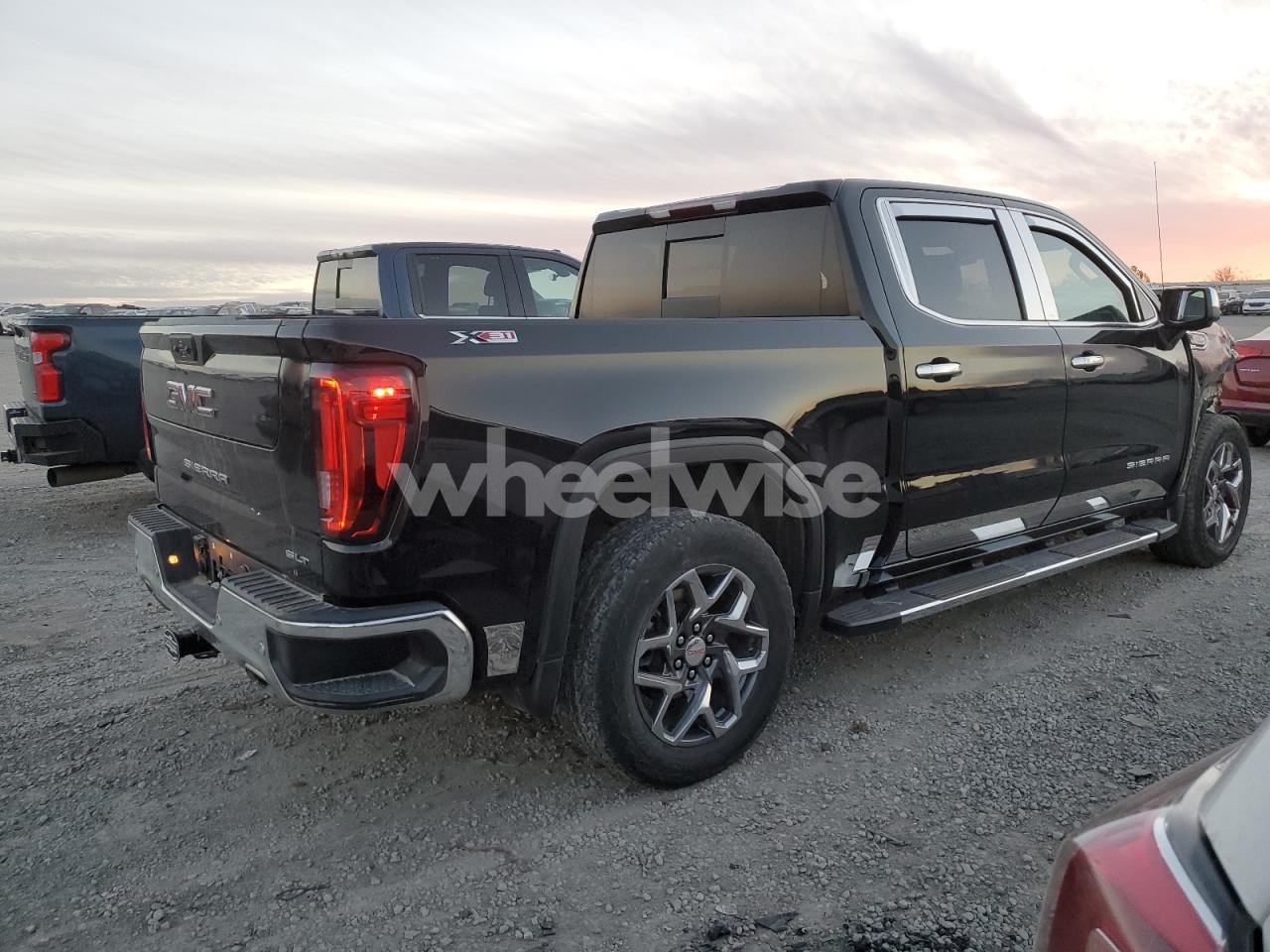 Photo 3 of 2024 GMC SIERRA K1500 SLT (VIN 3GTUUDED0RG402649)