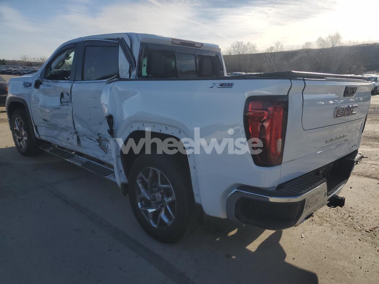 Photo 2 of 2024 GMC SIERRA K1500 SLT (VIN 3GTUUDED1RG350691)