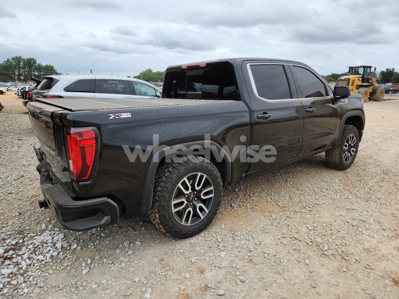 Photo 3 of 2025 GMC SIERRA K1500 SLT (VIN 3GTUUDEDXSG142430)