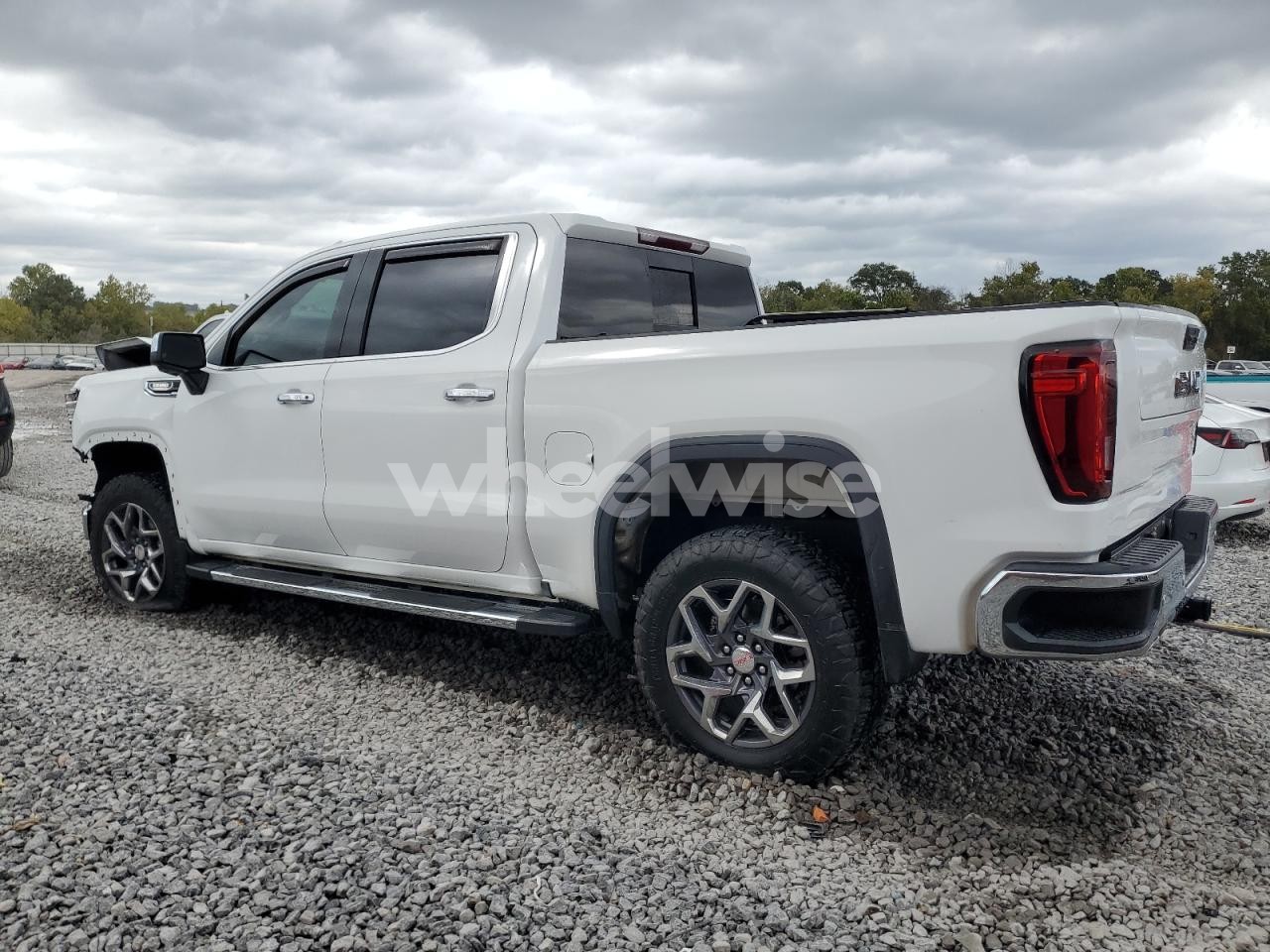 Photo 2 of 2022 GMC SIERRA K1500 SLT (VIN 3GTUUDET1NG530934)