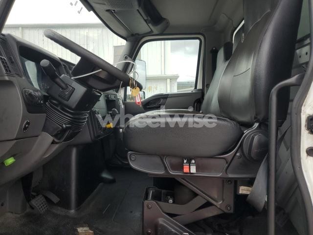 Photo 2 of 2020 INTERNATIONAL MV607 - BOX TRUCK (VIN 3HAEUMMN5LL414353)