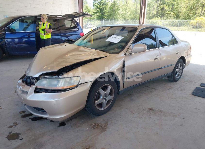 Photo 2 of 2000 Honda Accord 2.3 LX (VIN 3HGCG6656YG703724)
