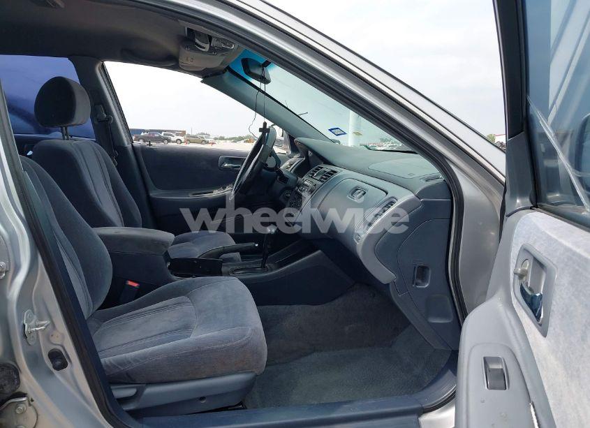 Photo 5 of 2000 Honda Accord 2.3 LX (VIN 3HGCG6657YG704932)