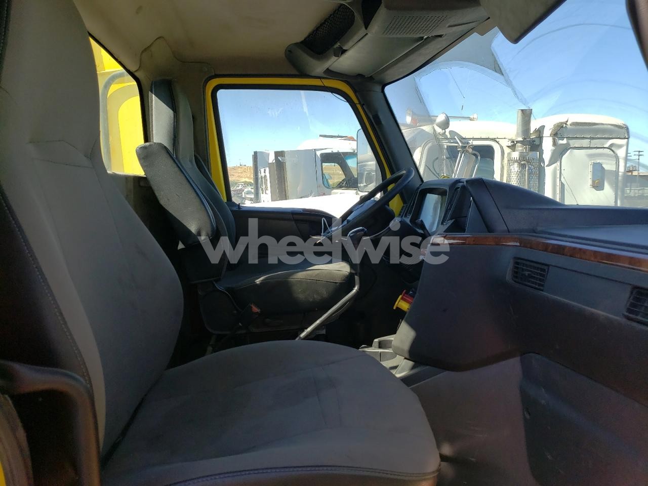 Photo 5 of 2018 INTERNATIONAL RH613 SEMI TRUCK (VIN 3HSDWTZR6JN347173)