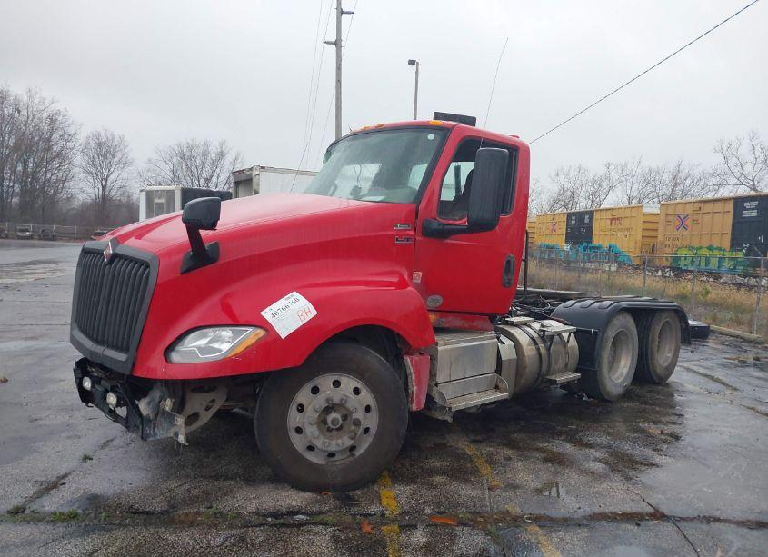 Photo 2 of 2018 International Lt (VIN 3HSDZAPR0JN631056)