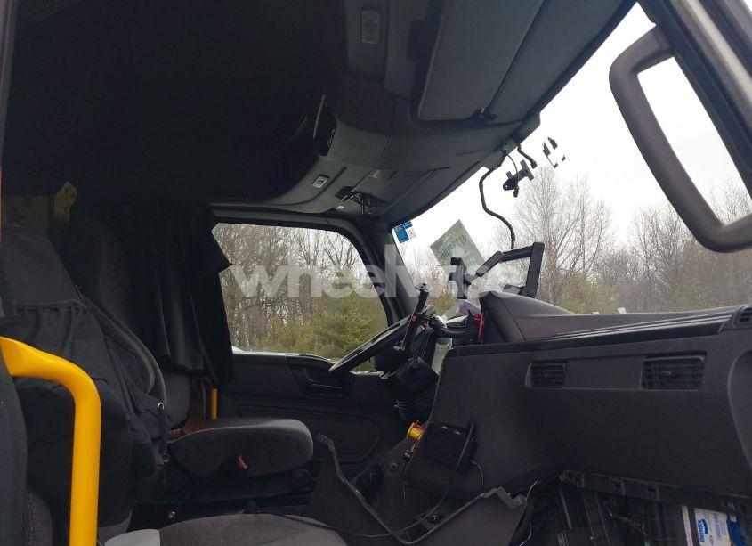 Photo 7 of 2024 International Lt (VIN 3HSDZAPR1RN551292)